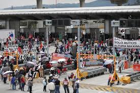 Maestros 'toman' casetas de la CDMX y dan libre paso a automovilistas
