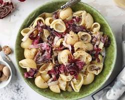 Immagine di lumache e chiocciole su radicchio