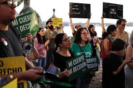 Una ola feminista rechaza una nueva ley que pone en jaque el aborto en Puerto Rico