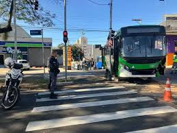 Acidente entre carro e ônibus deixa 4 feridos
