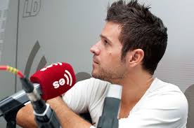 Hoy, Pablo López compone para artistas de la talla de Malú o Pablo Alborán. &quot;Es curioso escuchar tu historia en boca de otro, así tan bonito, dentro y fuera ... - pablo-lopez-esradio-6