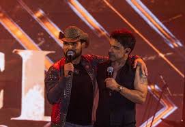 Zezé Di Camargo e Luciano fazem pedido por André Mendonça durante show