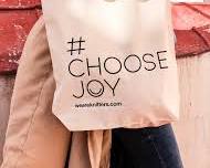 person choosing a tote bagの画像