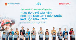 Honda Việt Nam trao tặng mũ bảo hiểm cho học sinh lớp Một phía Nam năm học 2024–2025