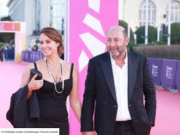 Kad Merad et Julia Vignali escroqués ? Ce verdict de la justice qu'ils attendent avec impatience