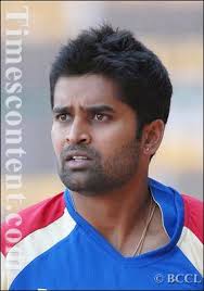 Medium pace bowler Vinay Kumar of Royal Challengers Bangalore (RCB) during team&#39;s practice session - Vinay-Kumar
