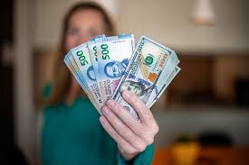 El superpeso tiene víctimas: remesas, exportadores y turistas 'sufren' por el dólar debajo de los 17 pesos