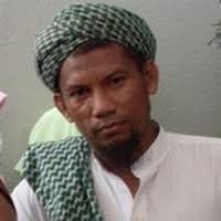 Imam PAS baling kasut pada Hakim.. Bagus punya akhlak. - roslan