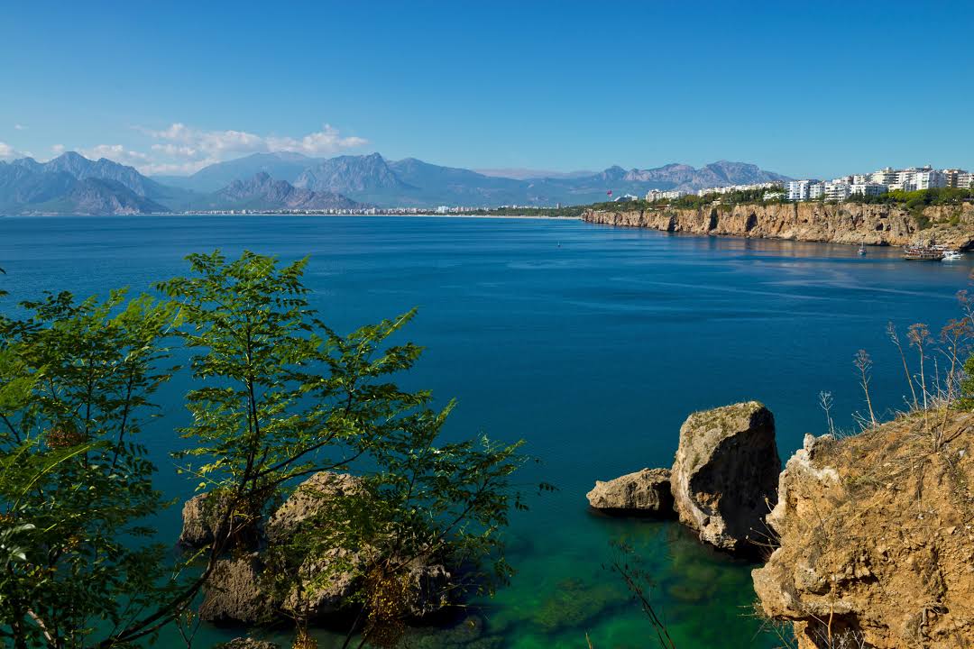 Анталия время. Анталья горы. Анталия море горы. Анталия вода. Анталья горы в воде.