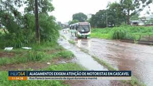 Chuva causa falta de energia e estragos em Cascavel
