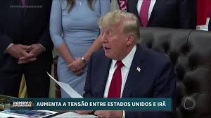 Trump eleva tensão com Irã; Ucrânia faz maior ataque de drones contra Moscou