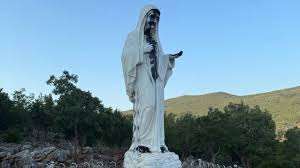 Medjugorje, imbrattate le statue della Madonna e dato alle fiamme l’altare