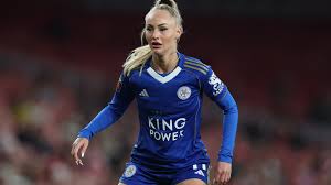 A jogadora de futebol mais sexy do mundo, Alisha Lehmann, ganha o prêmio de melhor jogadora e gol da temporada do Leicester… depois de marcar um gol