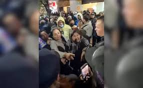 Agreden vendedores a Alessandra Rojo de la Vega en la Zona Rosa