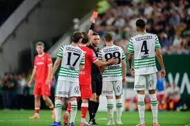 LIVE Europa League | Voormalig Go Ahead-speler krijgt rood na harde overtreding op Zerrouki, Twente jaagt op gelijkmaker