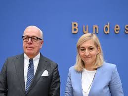 Krankenkassen: Ärztepräsident fordert Aufschub der Reform - nicht »mit der Brechstange« durchdrücken