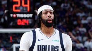 Anthony Davis Undergoes Surgery for Detached Retina