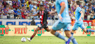 Vitória aproveita expulsão e 