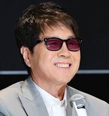 Billboard.com is impressed by 80s pop star Cho Yong-pil, who knocked Psy off the No. 1 spot on the K-Pop Hot 100 chart with his latest song &quot;Bounce.&quot; - 2013050200704_0