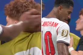 Bellingham da un manotazo a un jugador argentino luego de que Inglaterra quedara eliminada del Mundial