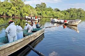 Reclaman pobladores por derrame de Pemex