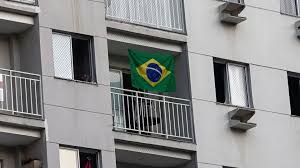 Morador de condomínio é multado em R$ 1 mil por colocar bandeira do Brasil na varanda e caso pode parar na Justiça