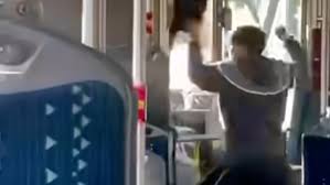 Polizei sucht Zeugen: Mann schlägt auf Busfahrer ein