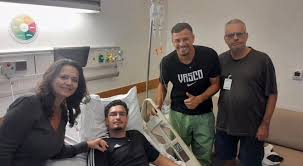 Hugo Moura visita torcedor do Vasco que perdeu visão de um olho por bala de borracha no jogo contra o Flamengo