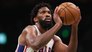 Joel Embiid domina o garrafão e mantém os 76ers vivos na série contra os Celtics