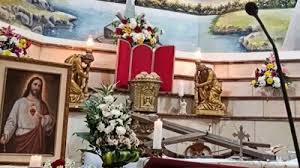 (VIDEO) Fallece sacerdote en plena misa en Ecuador: Le cae encima una enorme cruz con un Jesucristo