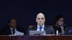 Bomba! Ex-Assessor Acusa Moraes de Adulterar Documentos! 😱 - Imagen ilustrativa del artículo