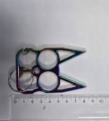 BPOL NRW: Katzen-Schlüsselanhänger entpuppt sich als Schlagring - Bundespolizei ...