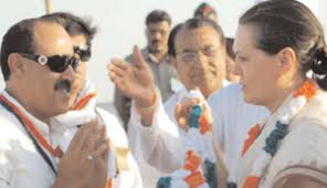 Anees Ahmed greeting All India Congress Committee President Soniaji Gandhi during her visit to Ramtek Lok Sabha constituency during Lok Sabha elections. - sonia_gandhi_anees_ahmed