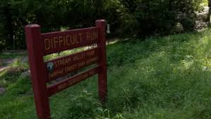 Arrestan a un joven de 19 años de El Salvador por la muerte a puñaladas de una mujer en Great Falls, Virginia