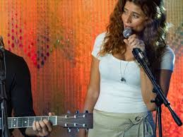 Isadora Cruz canta de verdade em 'Coração Acelerado'? Atriz acaba com mistério de quem é a voz de Agrado na novela das sete da Globo