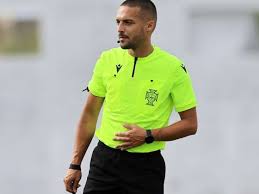 Cláudio Pereira dirige o Santa Clara-FC Porto