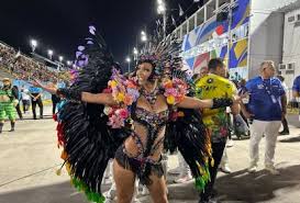 A rainha de bateria da Botafogo Samba Clube que não acompanha futebol