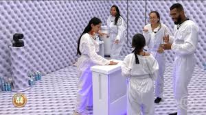 Quarto Branco do BBB 26: Livia aperta o botão vermelho em troca de R$ 50 mil