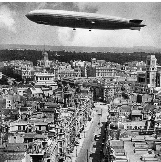 El Graf Zeppelin sobrevolando la Gran V&iacute;a de Madrid en 1930 ...