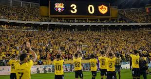 Hinchas de Barcelona SC despidieron con aplausos a jugadores luego de la goleada a Aucas