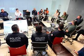 Especialista internacional dialoga con mandos de Seguridad Pública de Sinaloa sobre estrategias de paz