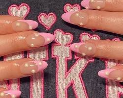 Image de Pink Almond Nails with Rhinestones