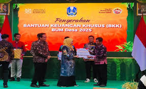 Gubernur Jatim Serahkan Dana Bantuan BKK kepada BUMDES Laksana Jaya Prupuh