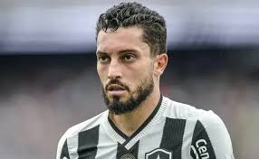 Após vaga nas oitavas, Alex Telles ironiza críticas ao Botafogo: “Viemos só conhecer o Mickey”