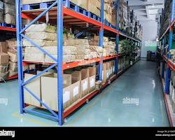 Imagen de industrial warehouse with bright, clean walls and organized storage