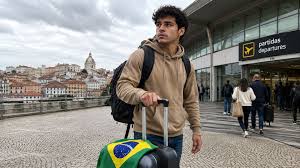 Estudantes brasileiros podem ser expulsos de Portugal: Parlamento fecha a última porta de regularização sem visto, ameaça milhares de alunos e atinge a maior comunidade estrangeira das escolas portuguesas.