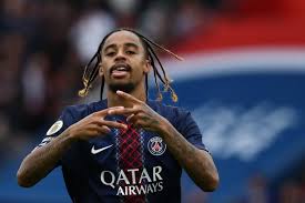 Ligue 1: le PSG domine Lens grâce à Barcola mais perd "Kvara"