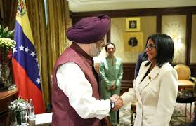 Presidenta (E) evalúa proyectos energéticos con ministro de la India