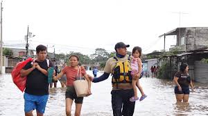Alerta roja en Ecuador por el desborde del río Milagro: evacuaron a decenas de familias