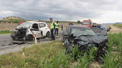 Manisa'da otomobiller kafa kafaya çarpıştı: 1'i ağır 3 yaralı İhlas Haber Ajansı